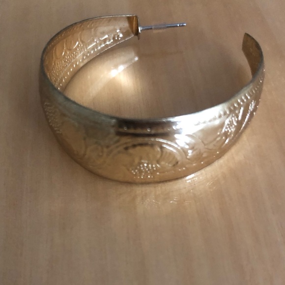 Gold colour gorgeous hoop pierced earrings, embossed pattern - Picture 3 of 4